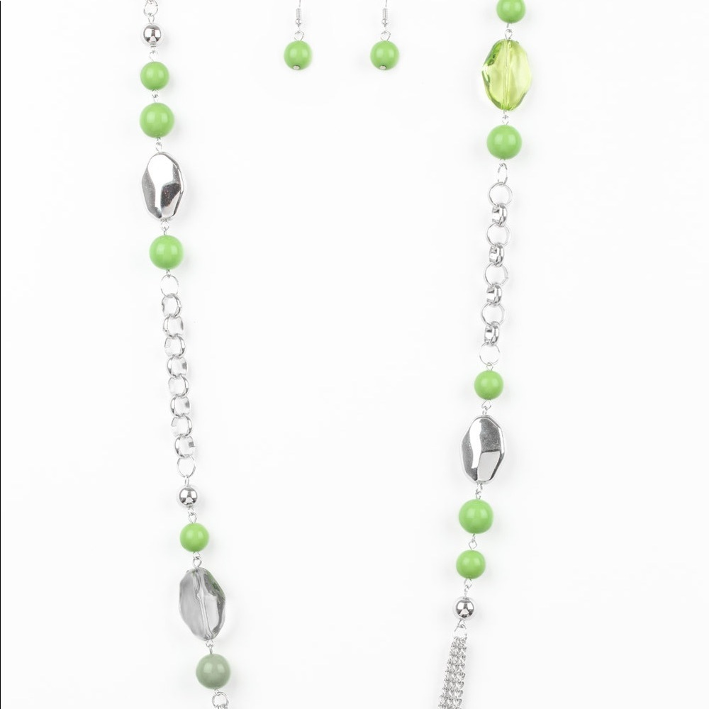 A simple pop of color green necklace🪄✨